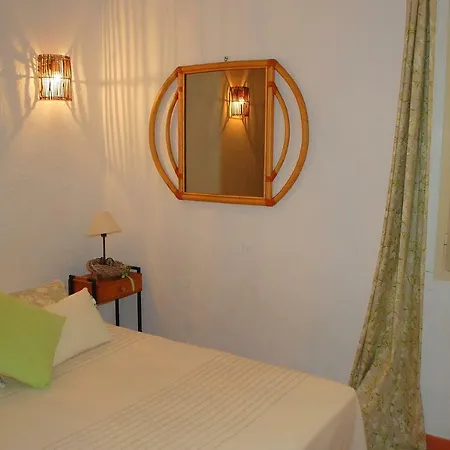 Petite Maison De Ville Au Dessus Du Port De *