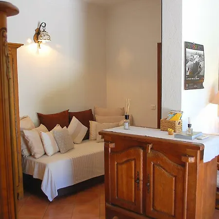 Petite Maison De Ville Au Dessus Du Port De *